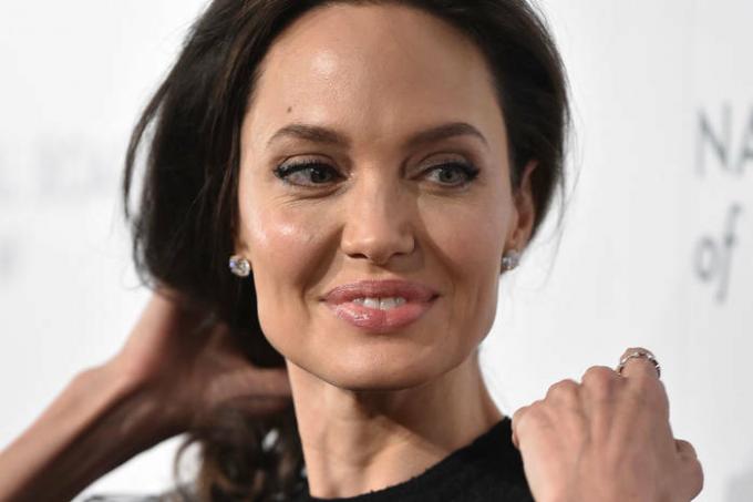 O filho de 11 anos de Angelina Jolie mostrou a foto da mãe em casa