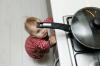 Como ensinar uma criança a cozinhar
