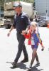 Não como todo mundo: o filho da atriz de Hollywood Naomi Watts anda de vestido