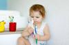 Escolhendo uma escova e pasta de dentes para uma criança: conselhos do dentista