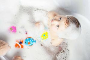 As principais regras para dar banho com segurança a uma criança em uma grande banheira