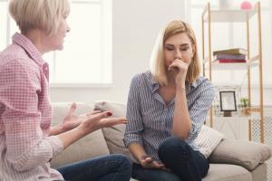 5 frases horríveis que não precisa dizer a jovem mãe: é irritante!