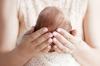 Um bebê recém-nascido não está amamentando: Top 7 razões e soluções