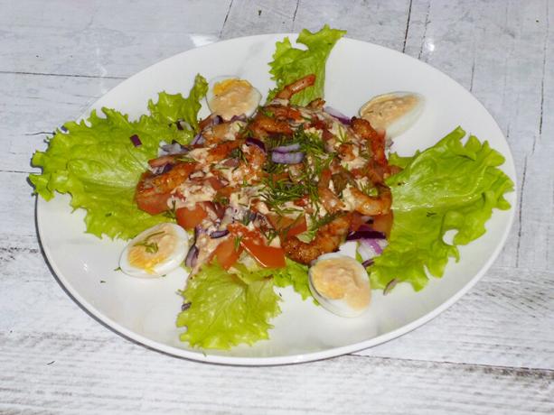 Salada com camarão e tomate