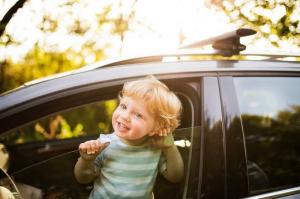 Por que não pode deixar as crianças sozinhas dentro do carro no verão