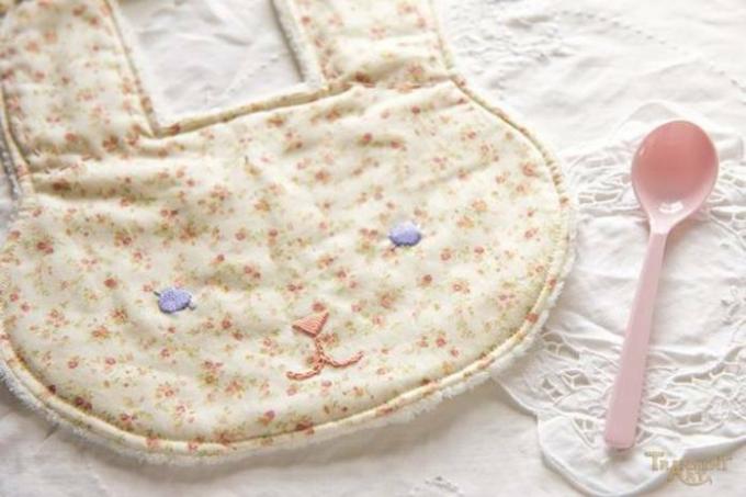 Como costurar um babador de bebê a partir de retalhos: instruções passo a passo