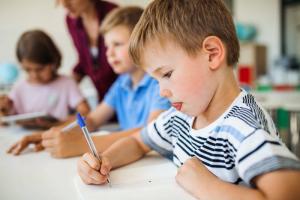 Como consertar a caligrafia infantil: dicas para os pais
