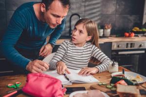 Como ajudar seu filho para finalmente assumir as Lições: 6 etapas simples