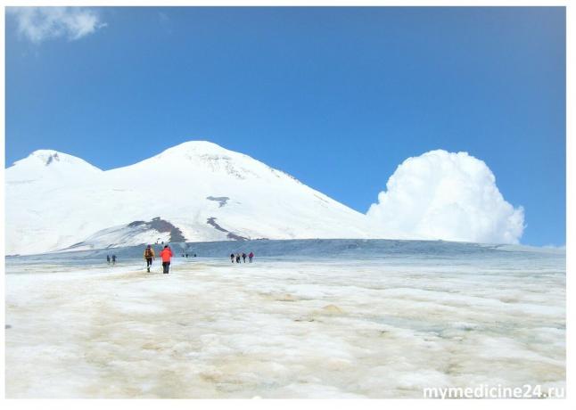Nuvem e os dois picos da montagem Elbrus