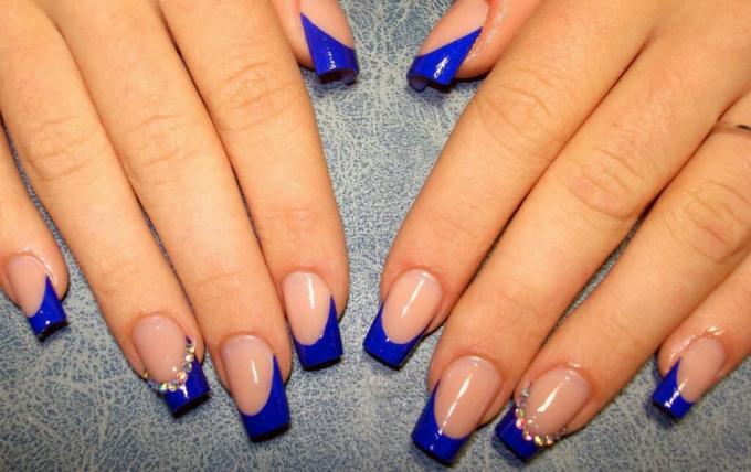 
Para manicure azul com cristais você pode usar uma variedade de idéias clássicas: