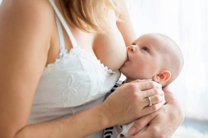 Vazar leite das mães a amamentar: 5 soluções para o problema