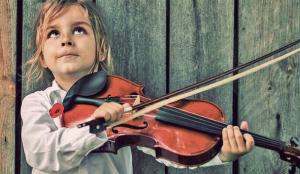 Como aprender a tocar um instrumento musical influencia o desenvolvimento do pensamento em crianças