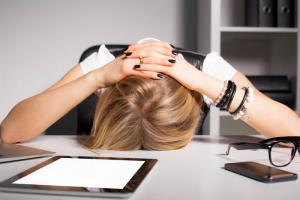 Como para aliviar rapidamente o stress no escritório: 5 maneiras úteis