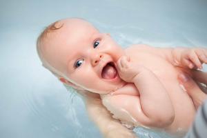 Como banhar um recém-nascido: toda mãe deve saber