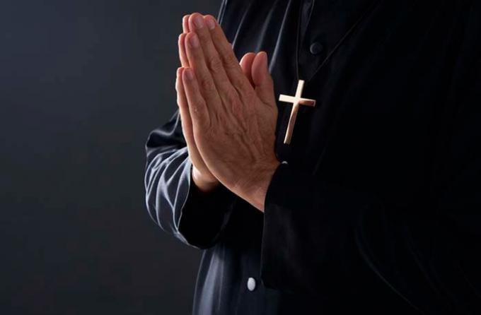 Demônios se aproximam, se orando, confissão e comunhão (fonte foto: shutterstock.com)