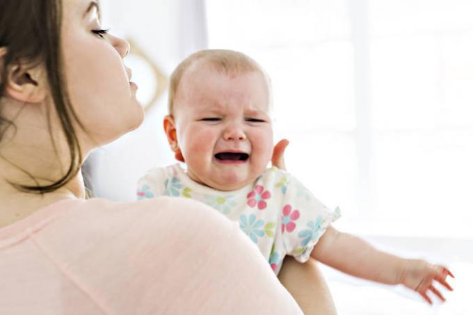 Por bebê chora por horas a fio todas as noites?