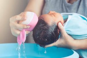 Como dar banho em um recém-nascido: você pode conhecer uma mãe de pele