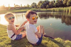 Como escolher óculos de sol para o seu filho: 5 dicas importantes