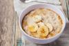 O que cozinhar no café da manhã para uma criança: mingau de milho com cobertura de banana (receita)