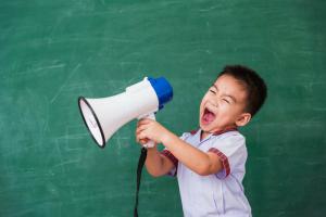 Quais erros de adultos afetam gravemente o desenvolvimento da fala de pré-escolares