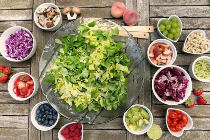 Salada de vitaminas com frutas vermelhas: receita passo a passo