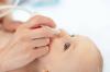 É possível pingar leite materno no nariz do bebê: Dr. Komarovsky responde
