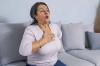 Ataque cardíaco em mulheres: 8 sinais precoces