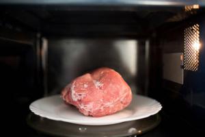 Por que você não pode descongelar carne no microondas