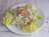 Salada saborosa e rápida com camarão e frescos pepinos
