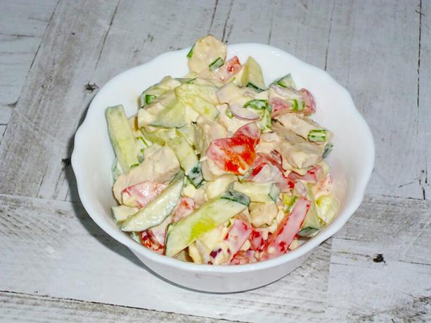 Salada com carne e legumes
