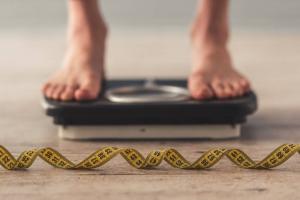 Os cientistas têm chamado a principal razão por que é difícil de perder peso: não muito preguiçoso e não comer demais