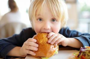 Sem salsichas e salsichas: a comida nas cantinas das escolas é levada a uma norma saudável