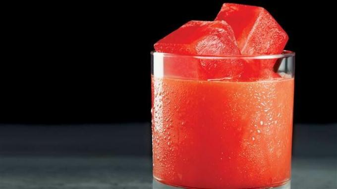 Suco de tomate com gelo