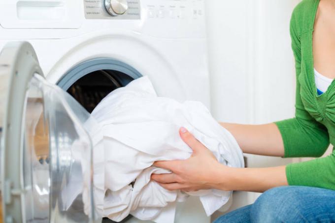 Como branquear roupas desbotadas: 5 maneiras fáceis