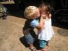 Ah, esse amor: 10 fotos engraçadas de bebês apaixonados
