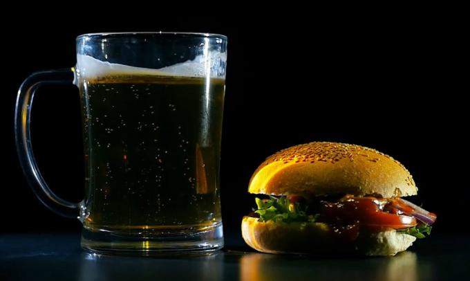 Hamburger e cerveja - Burger e uma cerveja