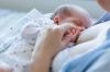 11 razões comuns pelas quais um bebê cospe uma fonte