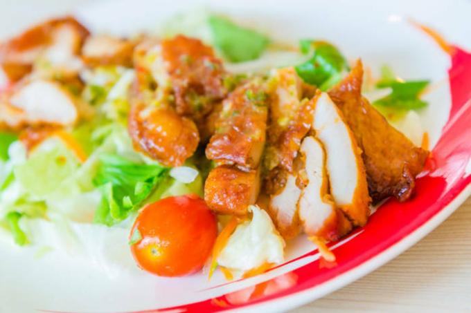 O que cozinhar para o jantar dos alunos: salada picante com frango ao molho de soja