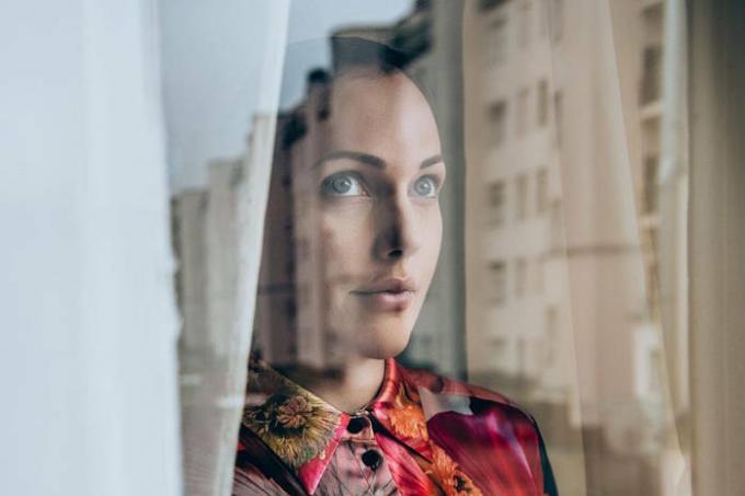 Meryem Uzerli estrelou uma luxuosa sessão de fotos com 9 meses de gravidez