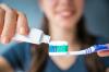 Especialistas aconselham sobre como escolher um creme dental eficaz e seguro