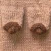 Peitos em agulhas de tricô: uma mulher mexicana tricota tops que imitam os seios após o parto