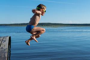 Ouvido do nadador: como evitar inflamação do ouvido na praia