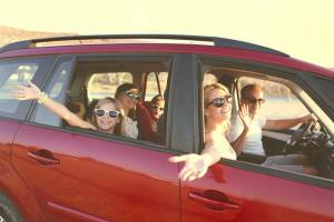 Viajar de carro com crianças: o que você precisa fazer na estrada