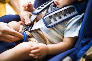 As regras que você precisa saber para prender adequadamente a criança no assento de carro