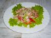 Salada com carne de porco e legumes frescos