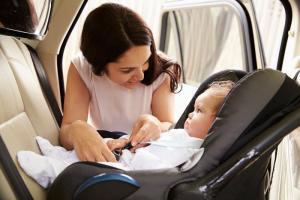 Como poupar dinheiro e comprar assento de carro de qualidade para o seu filho?