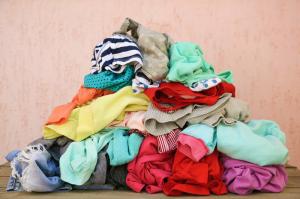 Como dobrar o guarda-roupa perfeito para uma criança