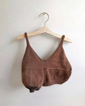 Seios nas agulhas: uma mexicana tricota tops que simulam seios pós-parto
