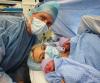 A filha de 36 anos de Chris de Burgh deu à luz gêmeos após 14 abortos espontâneos