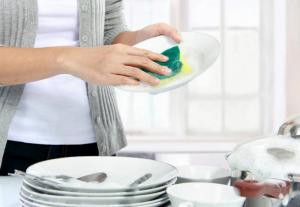 Como fazer um meio seguro para lavar pratos com suas próprias mãos